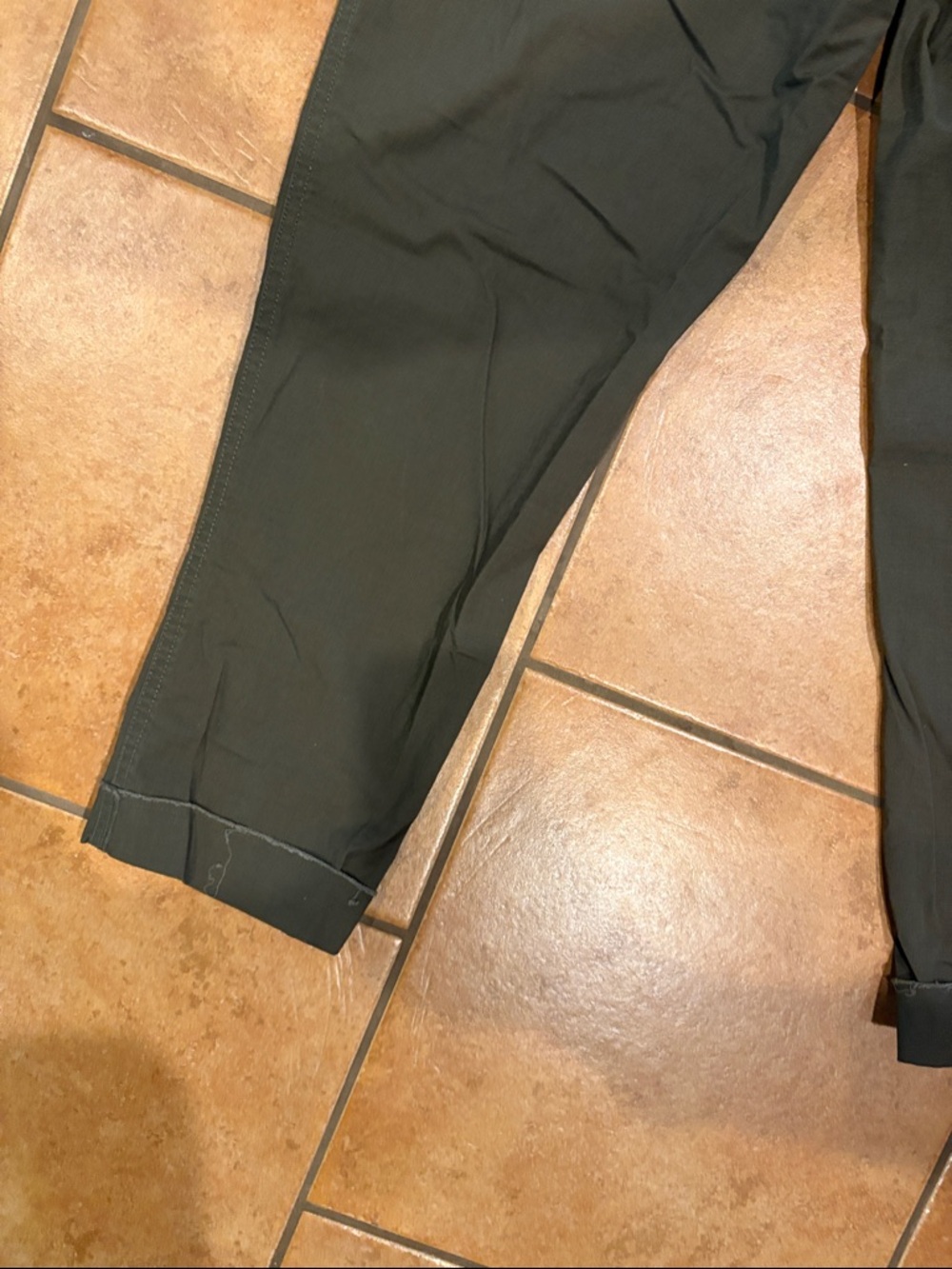 Vuori Olive Cropped Drawstring Pants - Picture 10 of 14